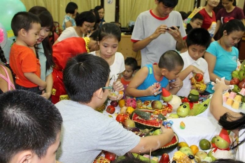 Gia đình cùng nhau phá cỗ trông trăng đêm Rằm tháng Tám.