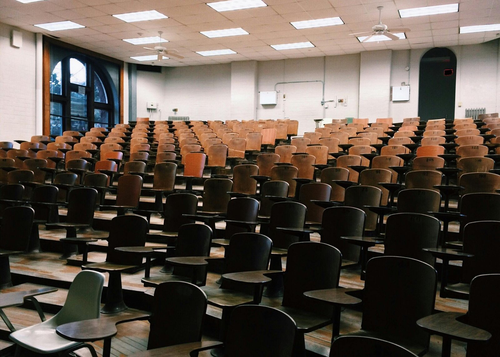 Giảng viên đang đứng lớp, minh họa hoạt động dạy và học tại một trường đào tạo