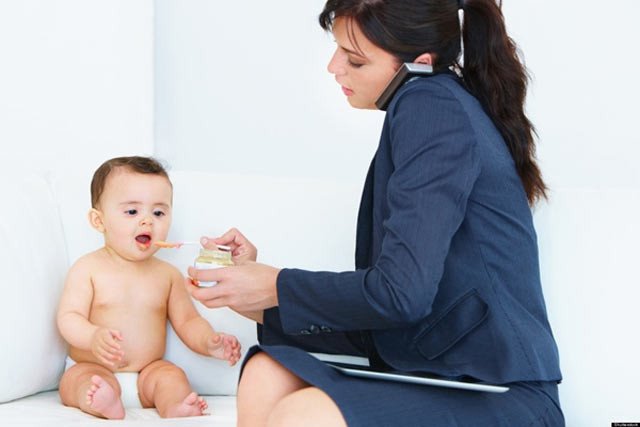 Giáo viên nữ đang chăm sóc con nhỏ, minh họa chế độ hỗ trợ nhà giáo
