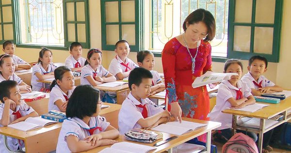 Giáo viên trao đổi chuyên môn trong buổi họp tổ