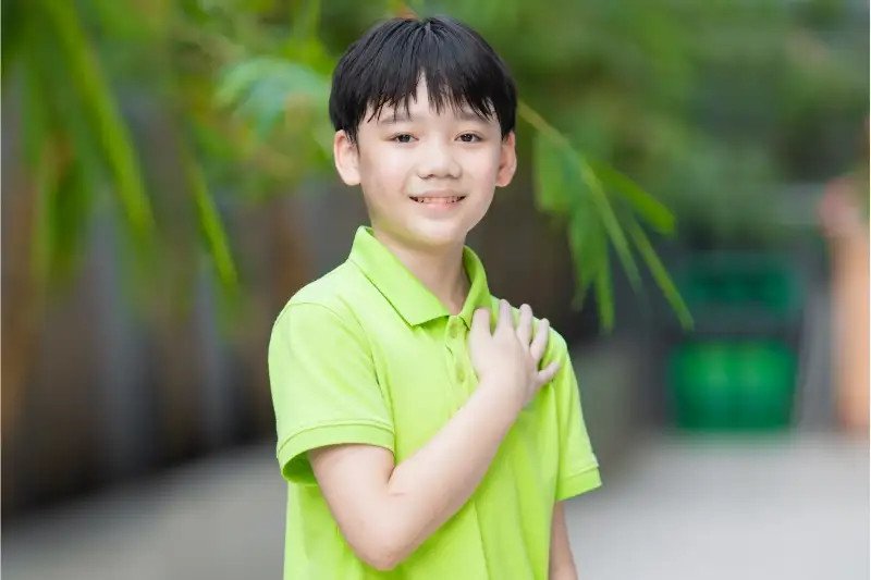 Hai học sinh nam đang thảo luận bài tập