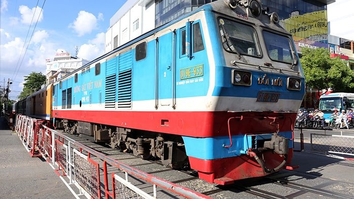 Hành khách chờ mua vé tàu Tết tại ga Sài Gòn