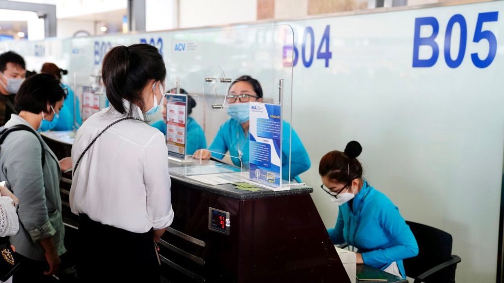 Hành khách làm thủ tục tại quầy check-in sân bay