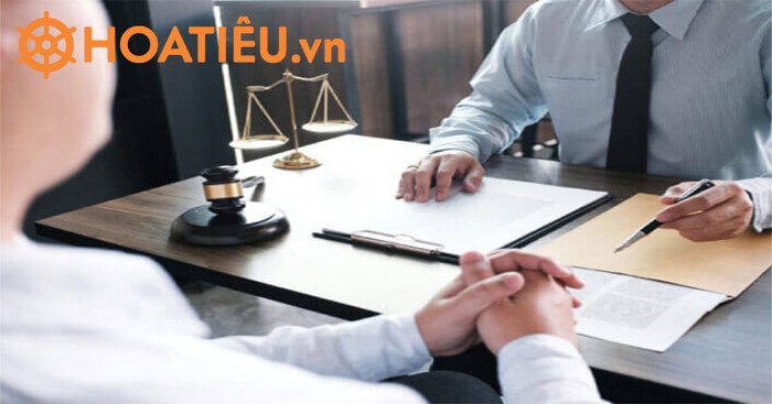Hình ảnh cân tiểu ly trên cuốn sách pháp luật, biểu thị sự cân bằng và điều chỉnh của pháp luật