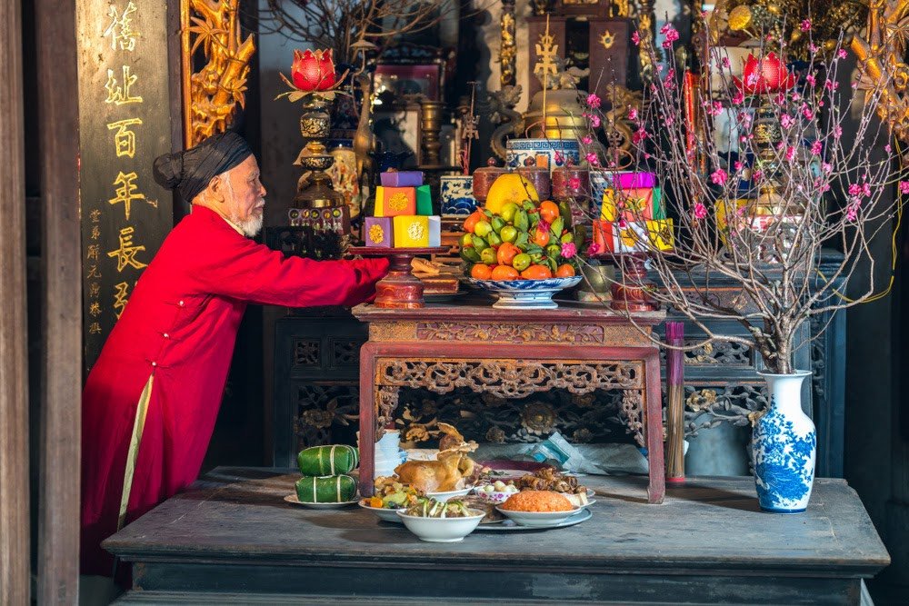 Hình ảnh dọn dẹp bàn thờ