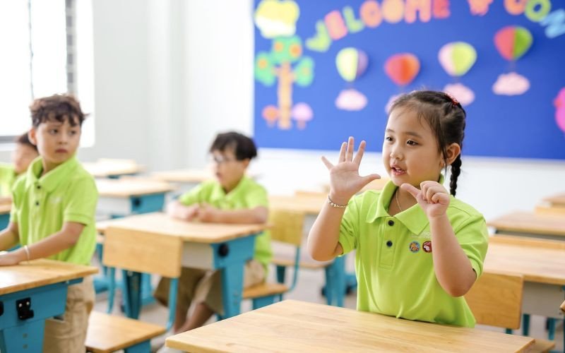 Hình ảnh học sinh tham gia hoạt động thể chất giúp nâng cao sức khỏe tại trường bán trú