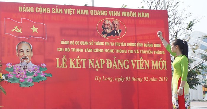 Hình ảnh lễ kết nạp chính thức Đảng viên dự bị