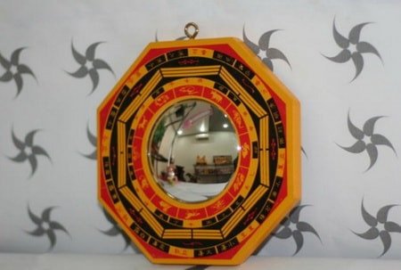 Hình ảnh minh họa các loại gương bát quái và cách sử dụng trong phong thủy