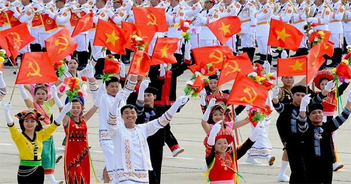 Hình ảnh người dân tham gia thảo luận, đóng góp ý kiến, minh họa cách thức thực hiện quyền làm chủ thông qua dân chủ đại diện
