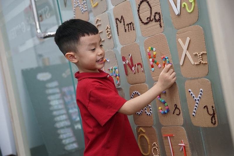 Hoạt động giúp trẻ 18 tháng tuổi phát triển ngôn ngữ và nhận thức