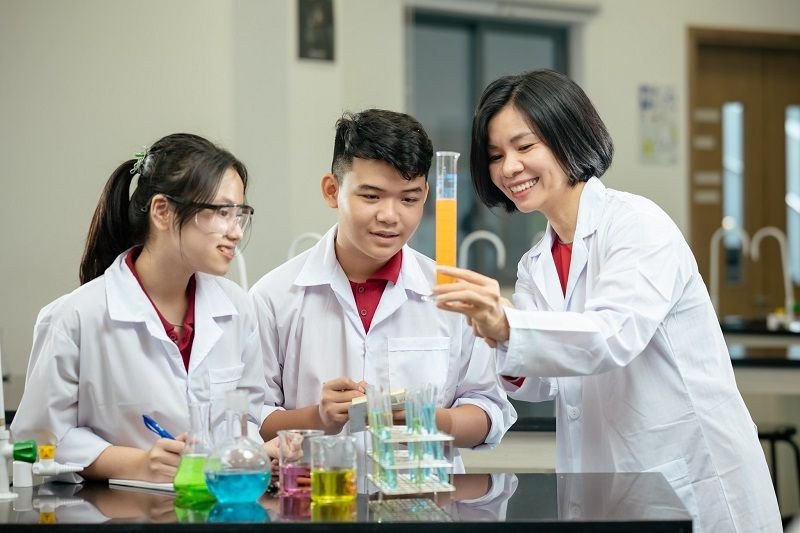 Học sinh cùng nhau thực hành dự án trong Dạy học STEM