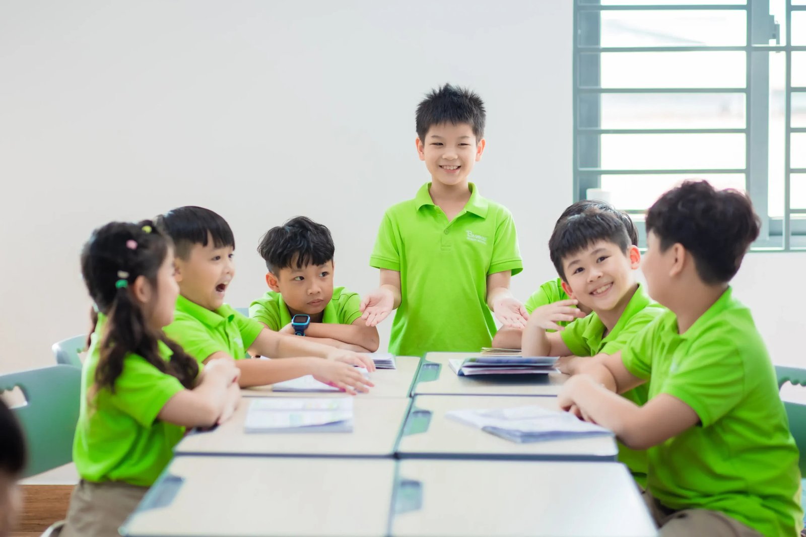 Học sinh đang tập trung làm bài