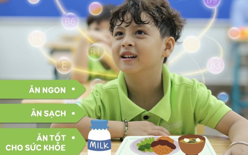 Học sinh dùng bữa trưa tại trường bán trú dưới sự giám sát của giáo viên
