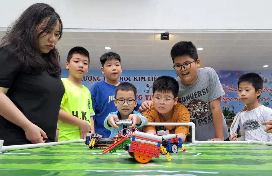 Học sinh giới thiệu sản phẩm robot của mình trong giờ STEM Robotics