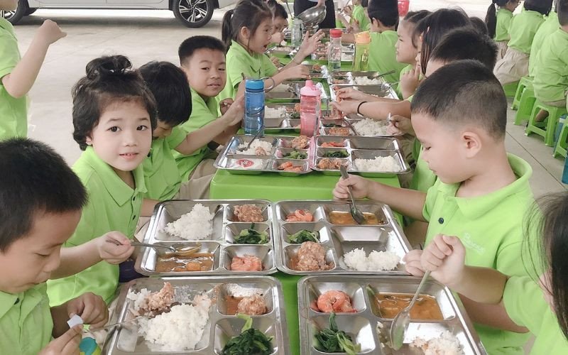 Học sinh nghỉ ngơi buổi trưa tại khu vực giường ngủ của trường bán trú