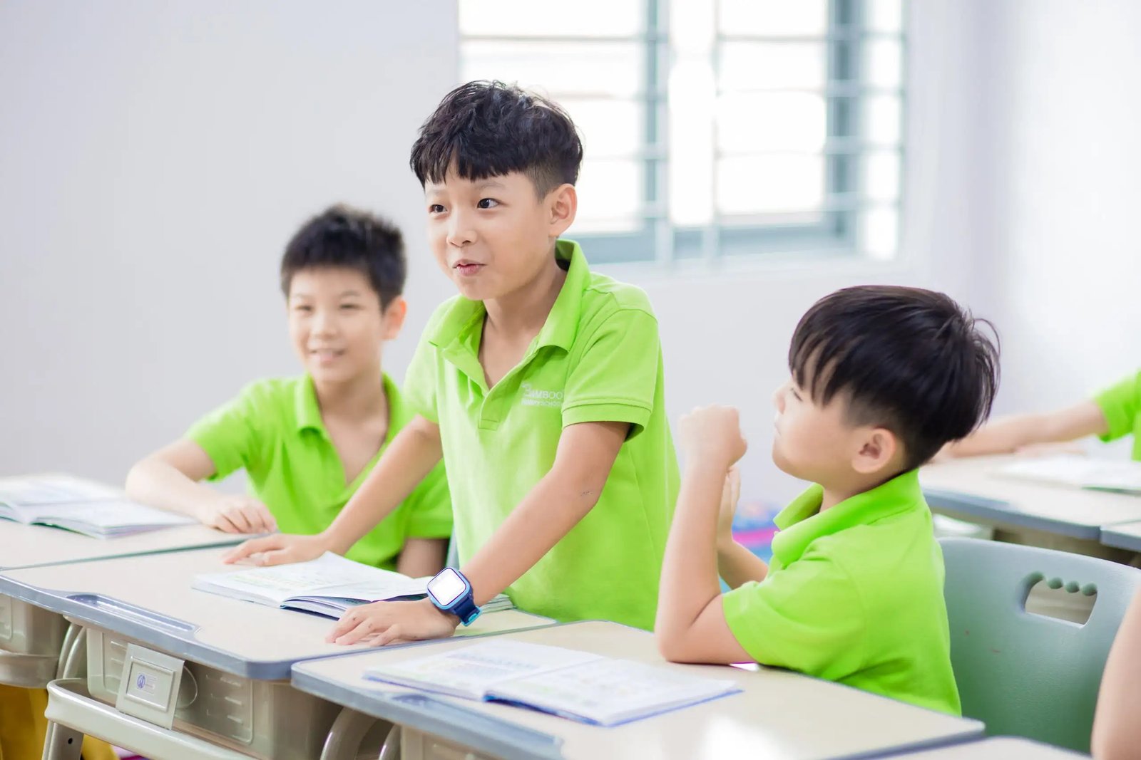 Học sinh nữ đang ngồi học bài