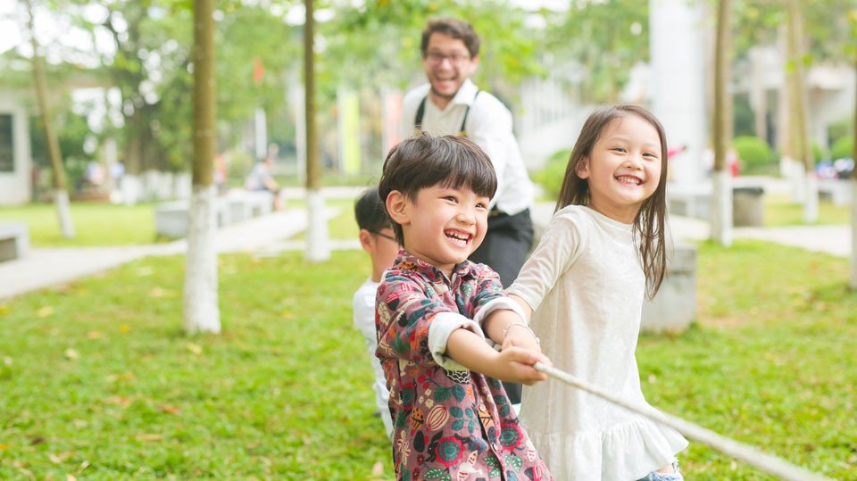 Học sinh tham gia hoạt động nghệ thuật vẽ tranh ngoài trời