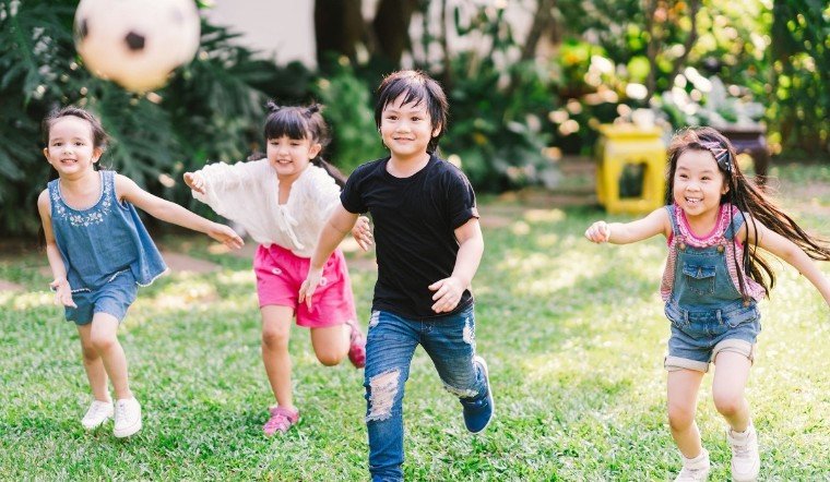 Học sinh tham gia hoạt động nhóm ngoài trời