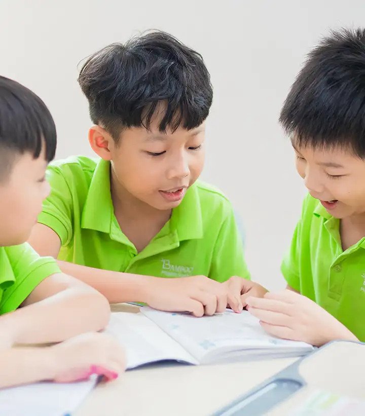 Học sinh tiểu học đang viết trên bảng