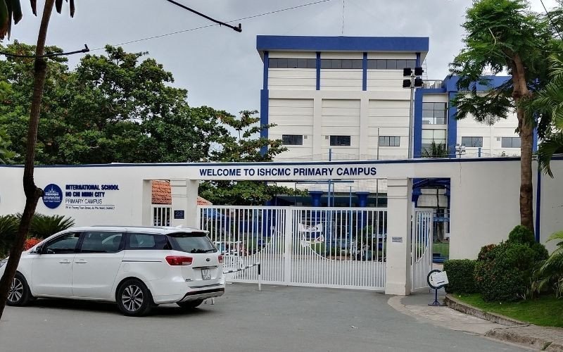 Học sinh và giáo viên tại trường tiểu học quốc tế ISHCMC