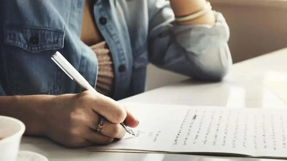 Học sinh viết đơn xin phép nghỉ học
