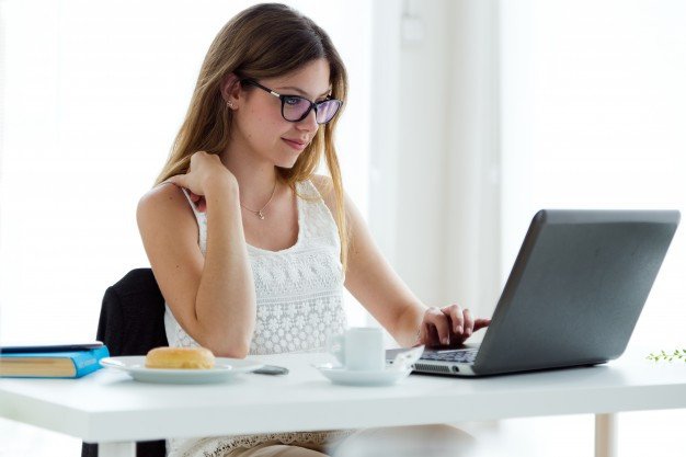 Học viên luyện phát âm tiếng Anh qua các bài giảng video
