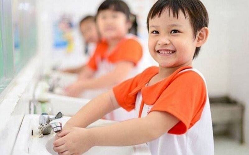 Hướng dẫn trẻ rửa tay đúng cách bằng xà phòng