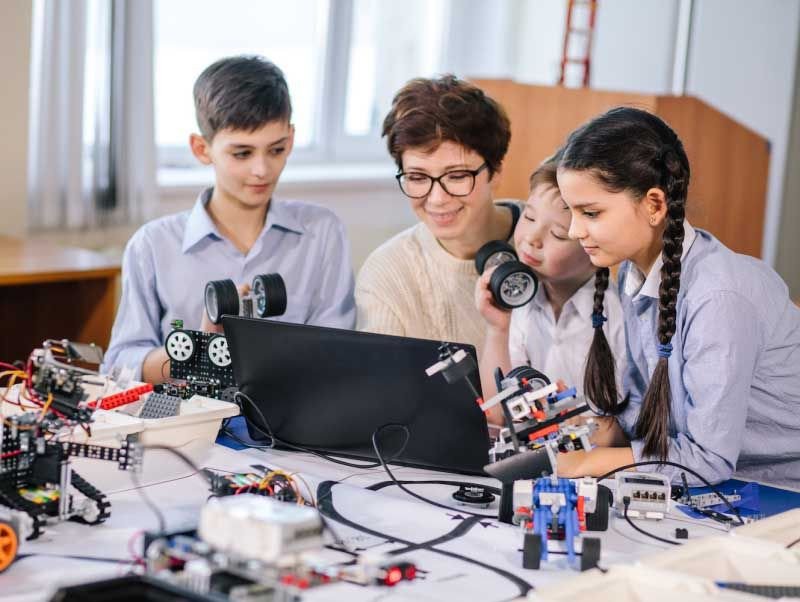 Khám phá mạch điện và công nghệ qua các dự án Dạy học STEM