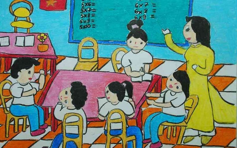 Khung cảnh lớp học với học sinh ngồi học và giáo viên giảng bài