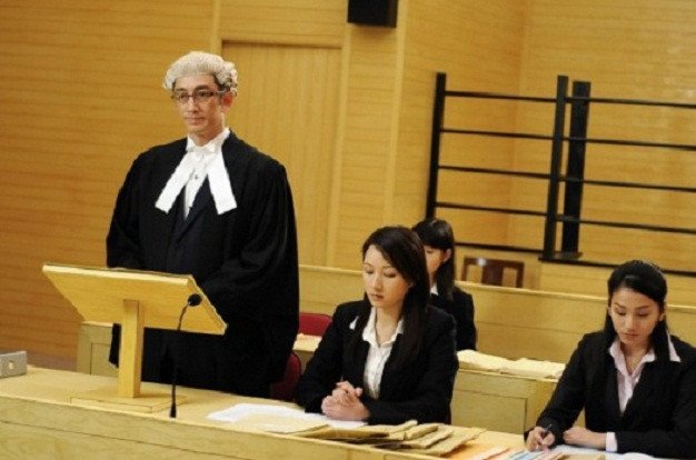 Luật sư đang tư vấn cho khách hàng, một ngành nghề phù hợp với người mệnh Thủy