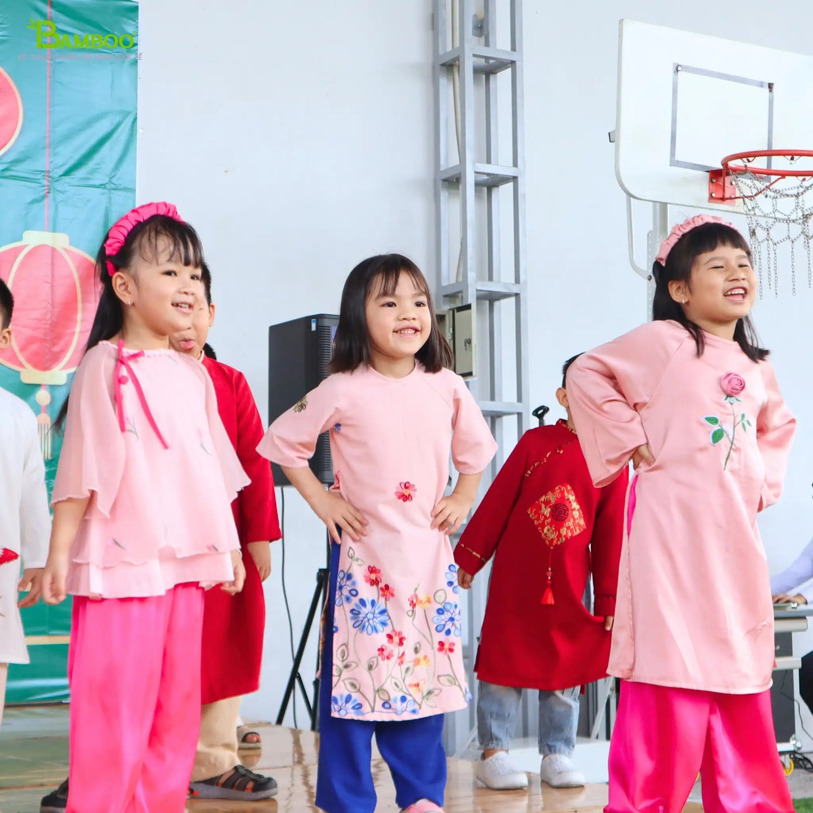 Mẹ và con gái đọc sách, hình ảnh minh họa lời chúc 1/6 ngắn gọn và ý nghĩa