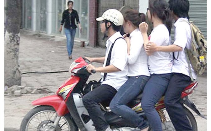 Minh họa vi phạm chở ba người trên xe máy và không đội mũ bảo hiểm