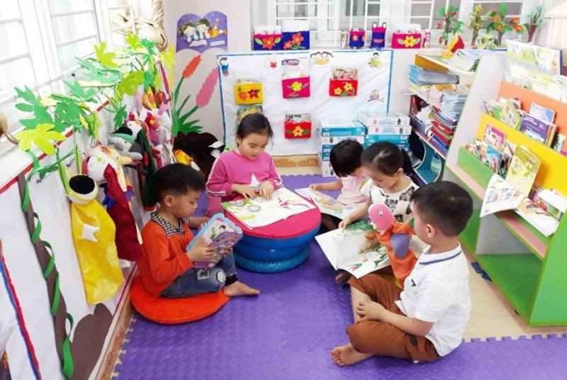 Một góc lớp học mầm non được bố trí sáng tạo, tạo không gian học tập và vui chơi hấp dẫn cho trẻ.
