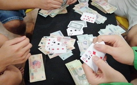 Một nhóm người đang chơi cờ bạc, biểu hiện của tệ nạn xã hội