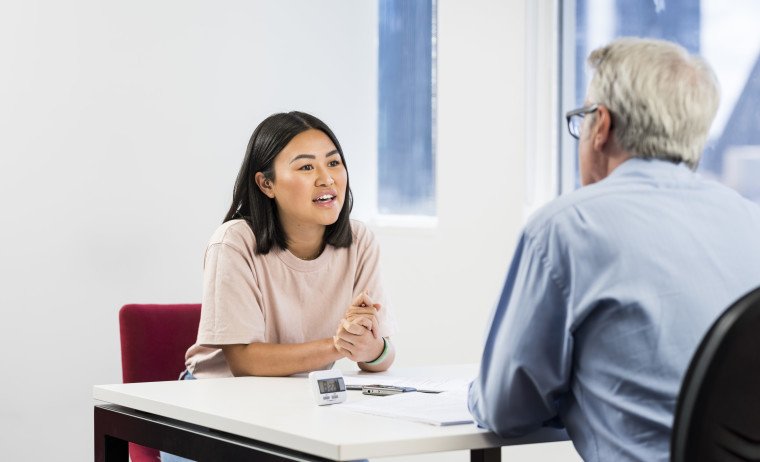 Một thí sinh đang chuẩn bị cho bài thi IELTS Speaking Part 2