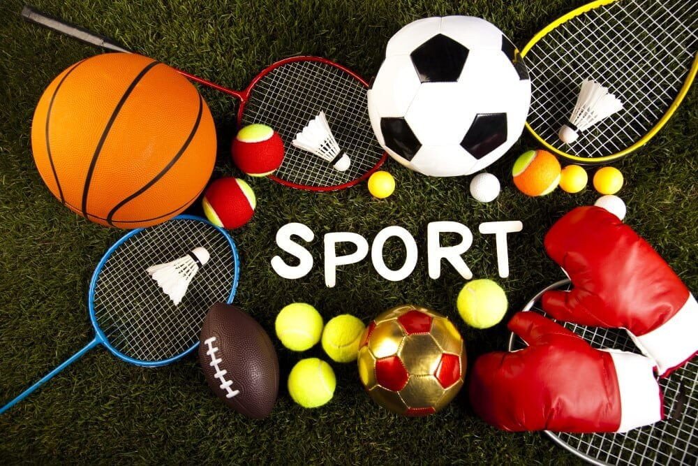 Một trận đấu bóng đá trên sân cỏ