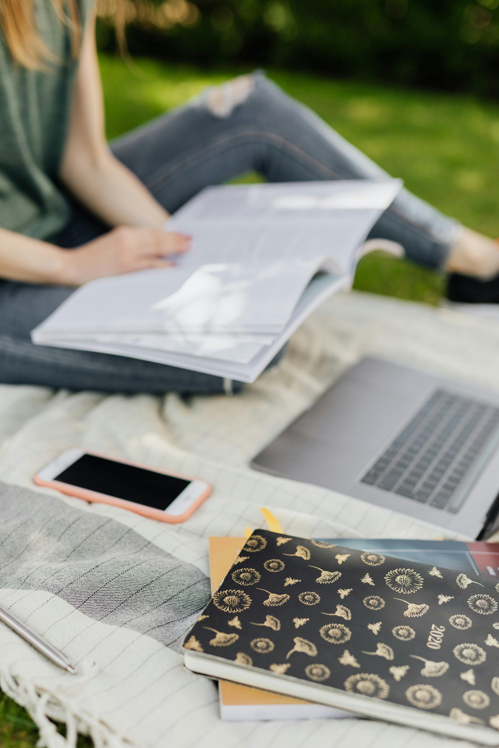 Ngón tay chỉ vào một phần của template Notion