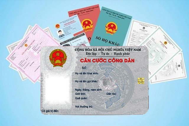 Người dân làm thủ tục đổi căn cước công dân tại cơ quan công an