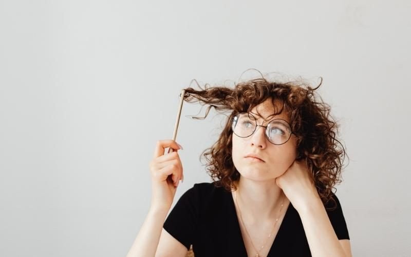 Người đang suy nghĩ tập trung, biểu trưng cho việc rèn luyện trí não