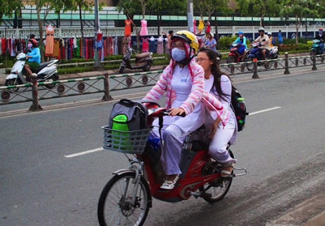 Người điều khiển xe đạp điện tuân thủ quy định giao thông