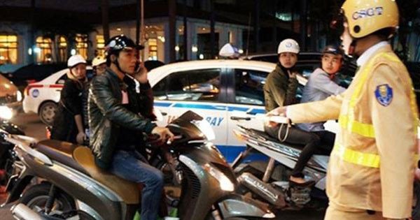 Người điều khiển xe máy đang đeo tai nghe khi tham gia giao thông