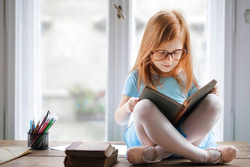 Người đọc sách bên cửa sổ, gợi ý việc chọn thời điểm đọc sách lý tưởng.