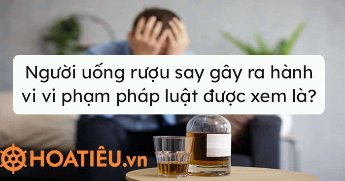 Người lái xe máy bị cảnh sát giao thông kiểm tra nồng độ cồn