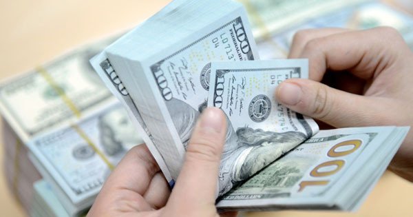 Người lao động nhận khoản lương tháng 13 dịp cuối năm