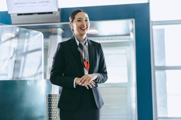 Người nói chuyện điện thoại, minh họa hội thoại đặt vé máy bay bằng tiếng Anh