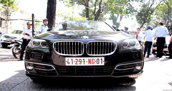Người xem xét kỹ lưỡng biển số xe ngoại giao có ký hiệu NG