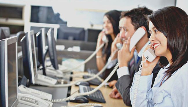 Nhân viên đang thực hiện cuộc gọi tiếng Anh công sở
