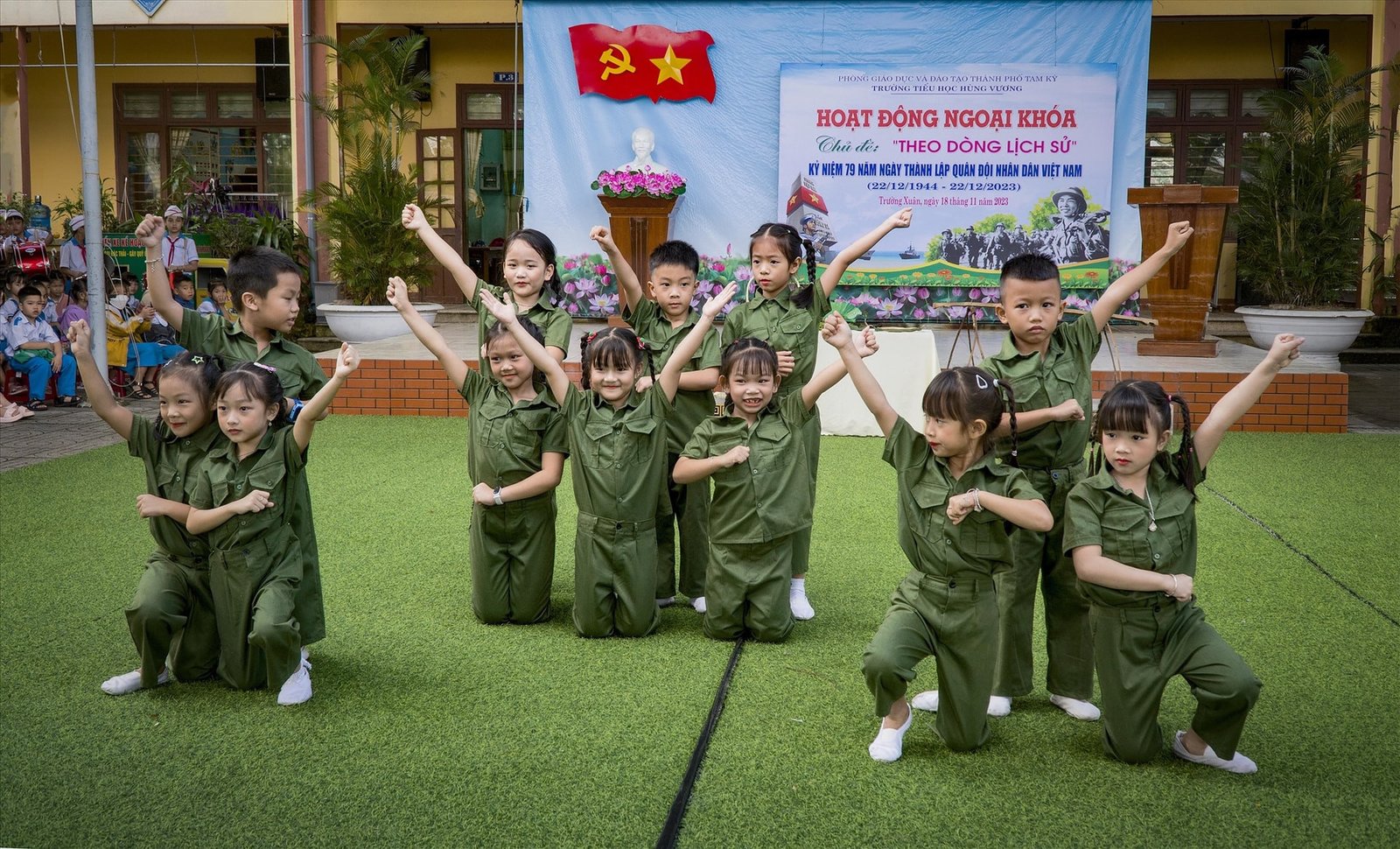 Nhóm học sinh tập trung tham gia hoạt động ngoài trời