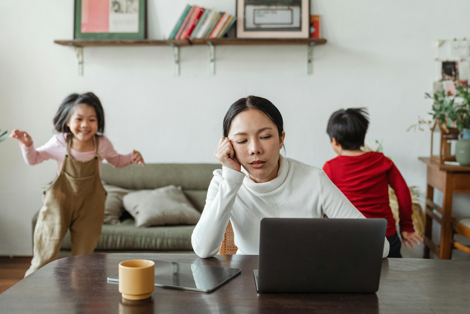 Nhóm làm việc cùng nhau để hoàn thành dự án đúng deadline.