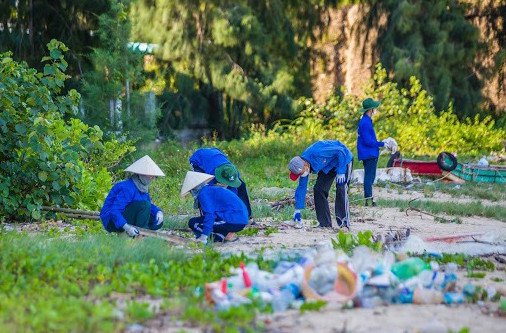 Nhóm tình nguyện viên thu gom rác thải làm sạch môi trường